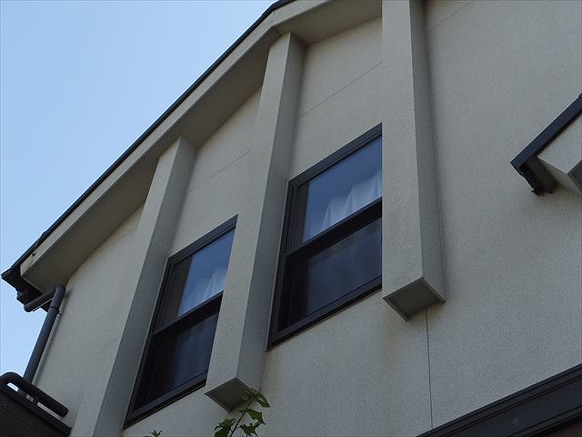 羽島市でクリーム色のリシン仕上げの外壁を点検、チョーキングが発生、カビ、藻が生えて劣化していました